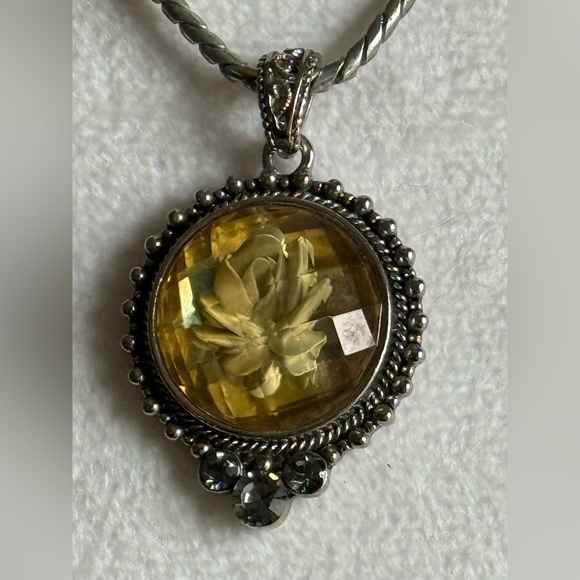 🌼 Vintage Cookie Lee Silver Tone Necklace with Yellow Lucite Floral Pendant - Picture 7 of 15